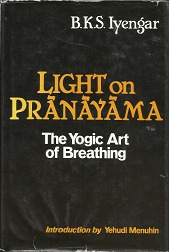 Light on Pranayama: The Yogic Art of Breathing – B.K.S. Lyengar – 0826400485