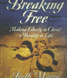 Breaking Free: Making Liberty in Christ a Reality in Life – Beth Moore – 1415852693