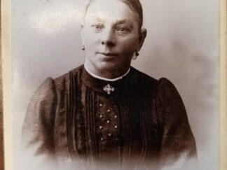 Small Photograph Cabinet Card (of a woman) ~ Samson & CIE - Bern - Munzgraben 2 Ecke Amthausgasse