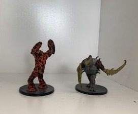 2 D&D wizards figurines