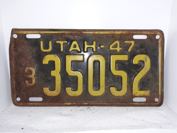 Utah 1947 License Plate: 335052