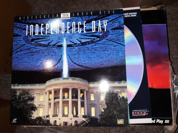 3 Films on LaserDisc: Independence Day / The Hunchback of Notre Dame / Predator 2 (See Details)
