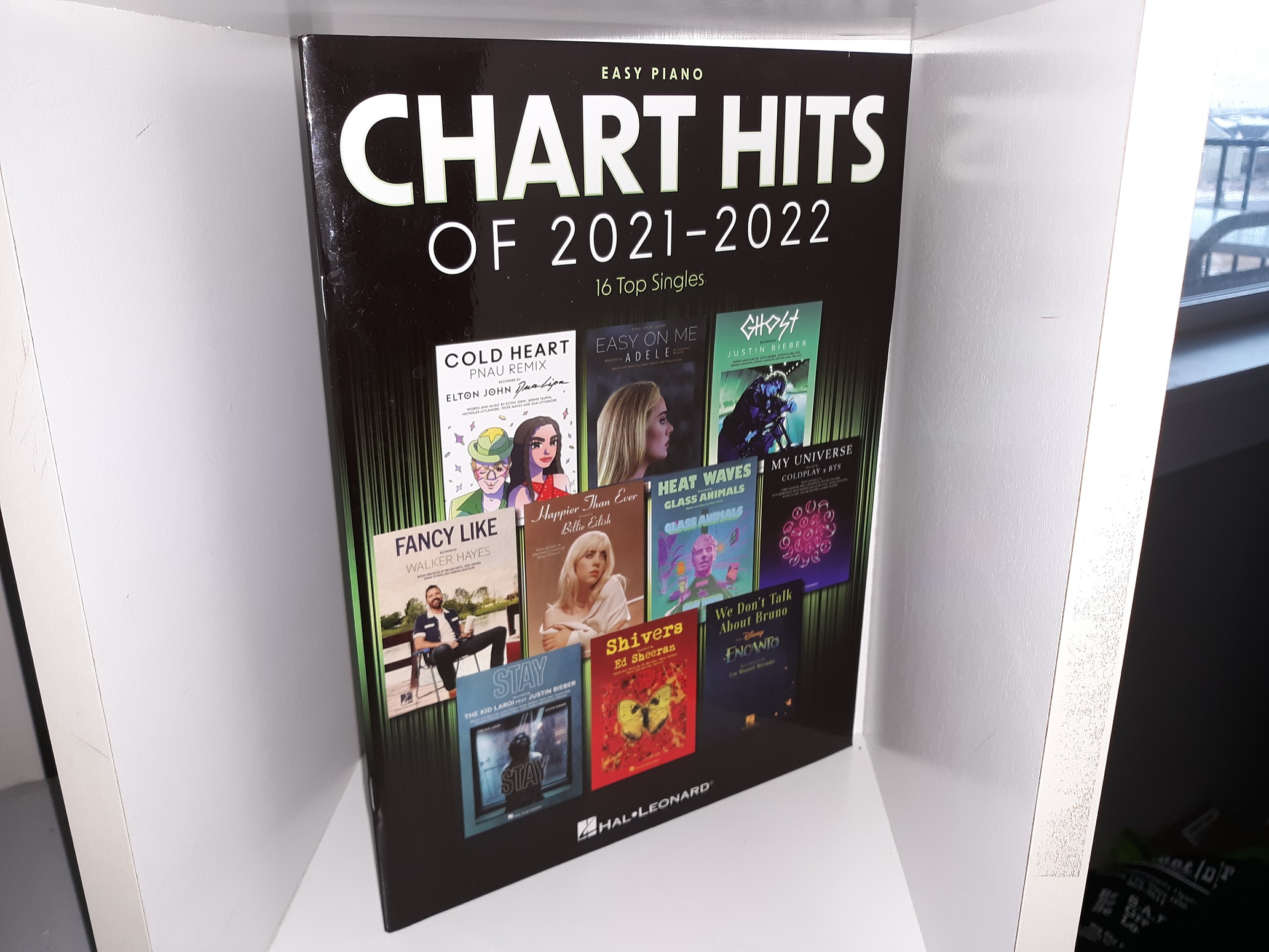 Easy Piano Chart Hits of 2021-2022: 16 Top Singles (Sheet Music)
