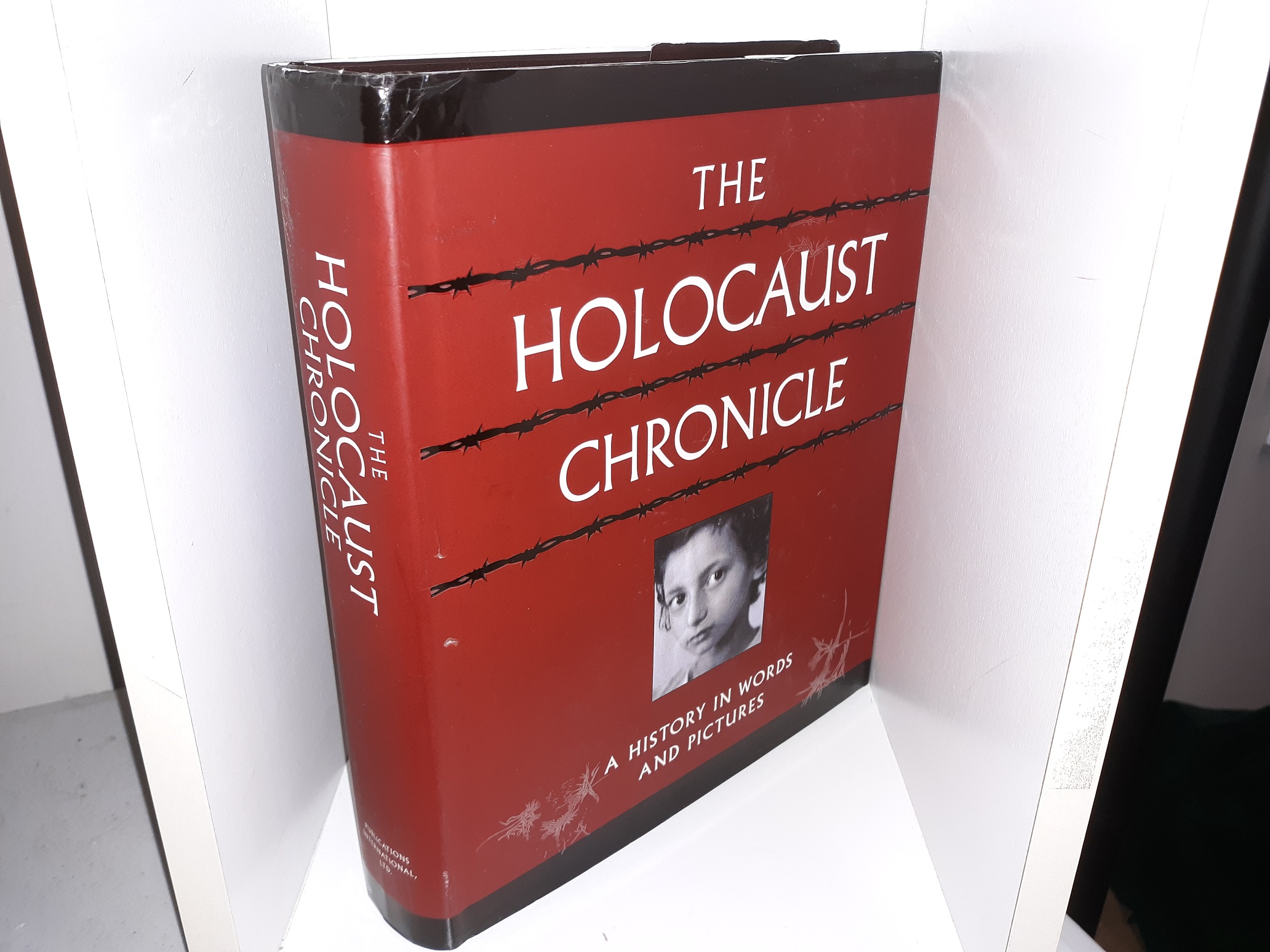 The Holocaust Chronicle: A History in Words and Pictures (2000)