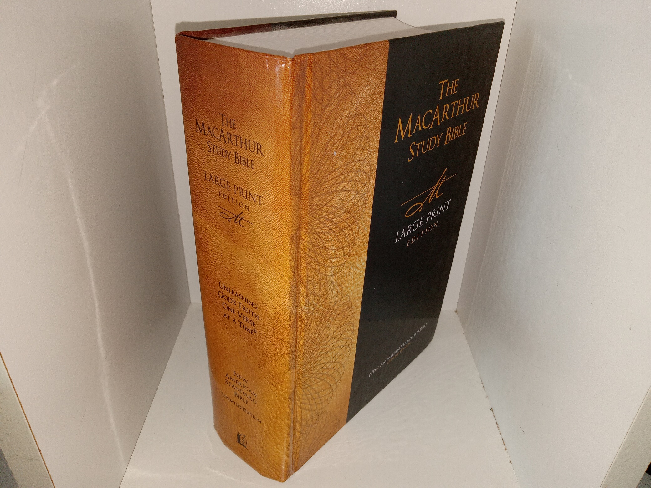 The MacArthur Study Bible: Large Print Edition (2006) ~ Edited by John MacArthur