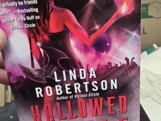 Hallowed Circle — Linda Robertson — Paperback